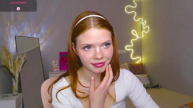 Snapshot of Red__Candy chatting on 03-06-25, 03:35 Red  Candy online show from 03-06-25, 03:35