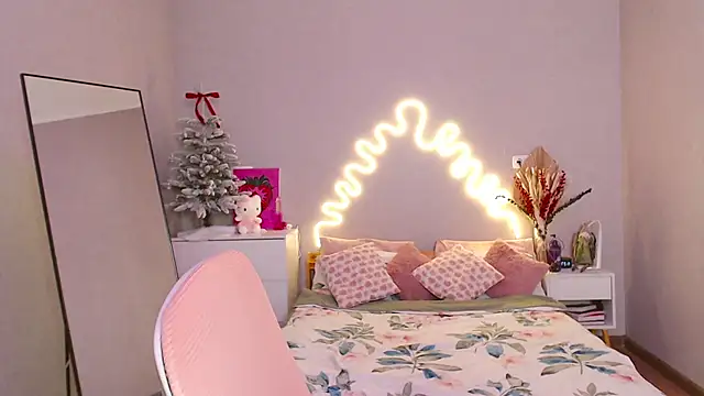 Snapshot of Red__Candy chatting on 01-21-25, 12:29 Red  Candy online show from 01-21-25, 12:29