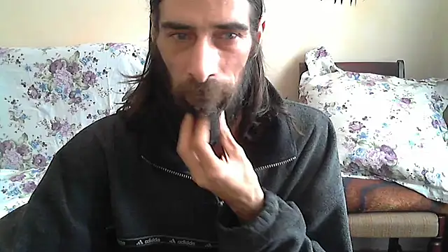 Snapshot of vulpe8400 chatting on 04-10-26, 10:11 vulpe8400 online show from 04-10-26, 10:11