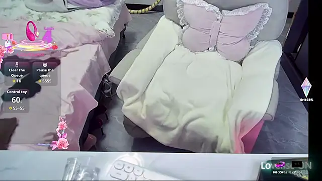 Feifei-cn online show from 10-31-25, 03:52