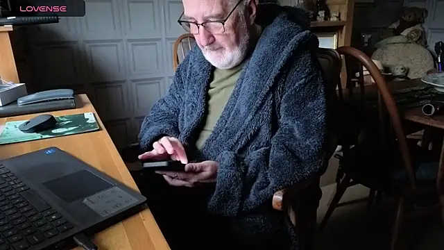 Adamdaddybear online show from 10-16-25, 07:27