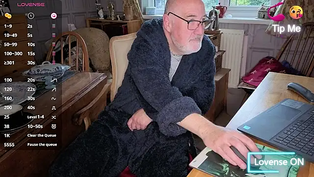 Adamdaddybear online show from 10-30-25, 07:39