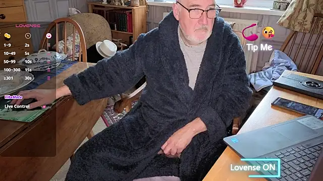 Adamdaddybear online show from 11-15-25, 09:24