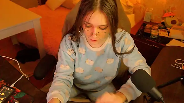 fluffy kitty  online show from 01-09-26, 09:44