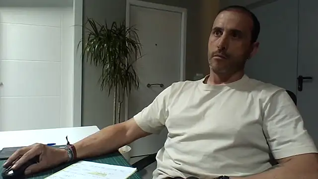 Snapshot of Lucas___81 chatting on 04-08-26, 06:53 Lucas 81 online show from 04-08-26, 06:53
