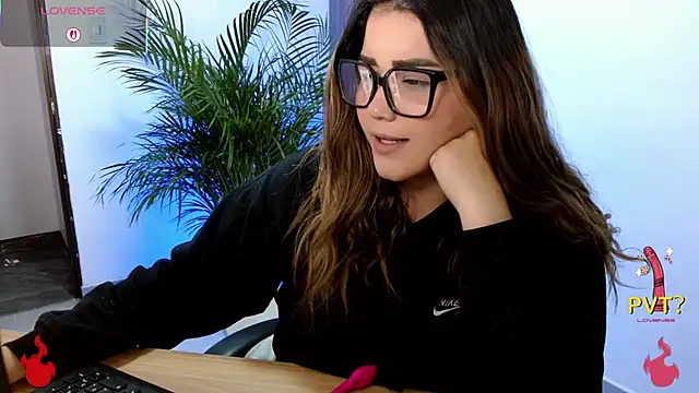 Snapshot of Lucia_star__ chatting on 06-16-26, 02:11 Lucia star online show from 06-16-26, 02:11