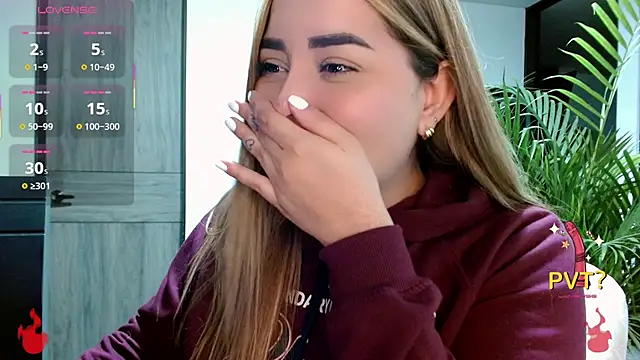 Snapshot of Lucia_star__ chatting on 11-11-25, 01:33 Lucia star online show from 11-11-25, 01:33