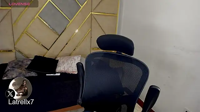 Latrellx7 online show from 11-21-25, 04:11