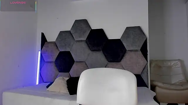 Latrellx7 online show from 04-15-26, 04:07