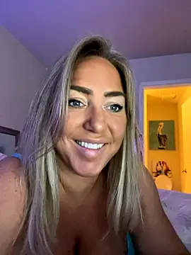 Snapshot of sunshinekisses chatting on 10-31-25, 01:30 sunshinekisses online show from 10-31-25, 01:30