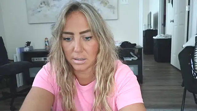 Snapshot of sunshinekisses chatting on 09-21-25, 05:51 sunshinekisses online show from 09-21-25, 05:51