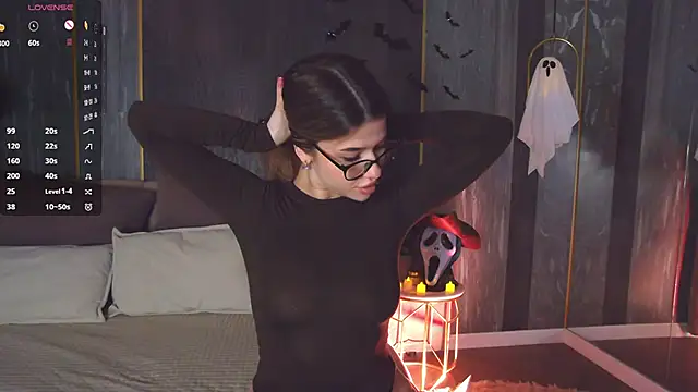 Sara Lewiis online show from 10-28-25, 04:28