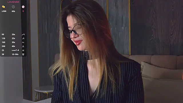 Sara Lewiis online show from 10-06-25, 04:19