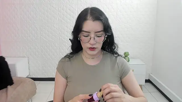 Snapshot of Violetaa_diazz chatting on 04-23-26, 09:05 Violetaa diazz online show from 04-23-26, 09:05