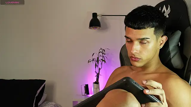 Snapshot of Busterspinter chatting on 06-25-26, 06:29 Busterspinter online show from 06-25-26, 06:29