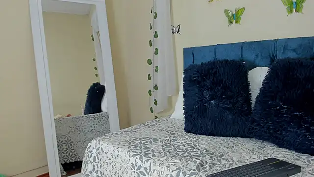 cristalwalker   online show from 03-18-25, 06:50