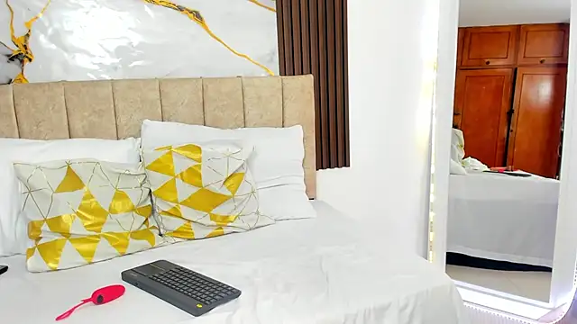 cristalwalker   online show from 03-11-26, 11:04