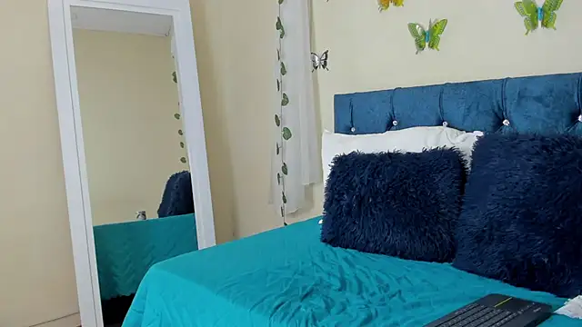 cristalwalker   online show from 03-18-25, 03:33