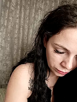 Lola Hale online show from 11-06-25, 06:12