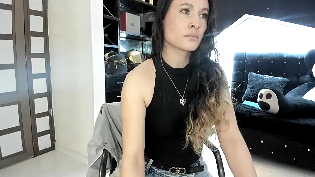 Coral Gibson online show from 10-22-25, 01:10