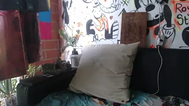 roystonee01 online show from 11-09-25, 01:26