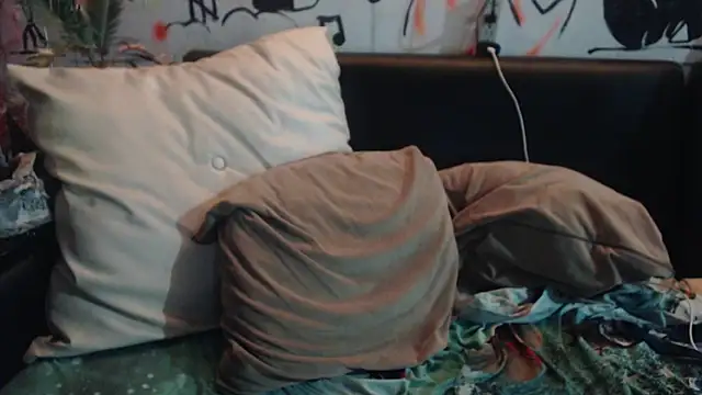 roystonee01 online show from 11-06-25, 06:28