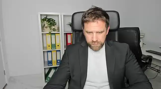 Snapshot of John-E-Dough chatting on 12-17-24, 05:07 John-E-Dough online show from 12-17-24, 05:07