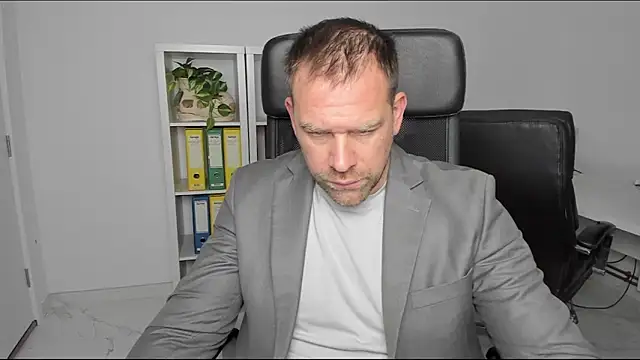 Snapshot of John-E-Dough chatting on 12-26-24, 05:04 John-E-Dough online show from 12-26-24, 05:04