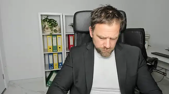 Snapshot of John-E-Dough chatting on 12-18-24, 03:58 John-E-Dough online show from 12-18-24, 03:58