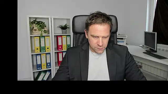 Snapshot of John-E-Dough chatting on 12-21-24, 01:42 John-E-Dough online show from 12-21-24, 01:42