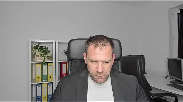 Snapshot of John-E-Dough chatting on 12-27-24, 05:52 John-E-Dough online show from 12-27-24, 05:52