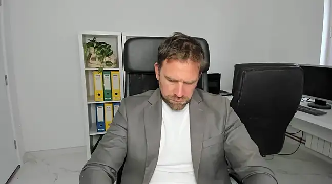 Snapshot of John-E-Dough chatting on 12-06-24, 08:53 John-E-Dough online show from 12-06-24, 08:53