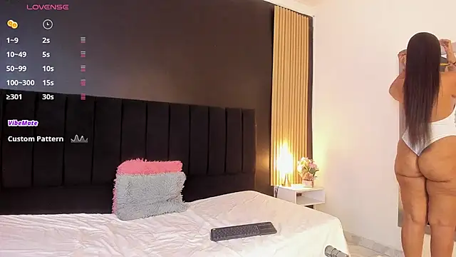 sweetsofia18 online show from 10-17-25, 11:01