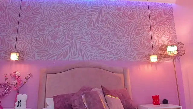 Snapshot of EmilyCollinss1 chatting on 05-07-26, 07:23 EmilyCollinss1 online show from 05-07-26, 07:23