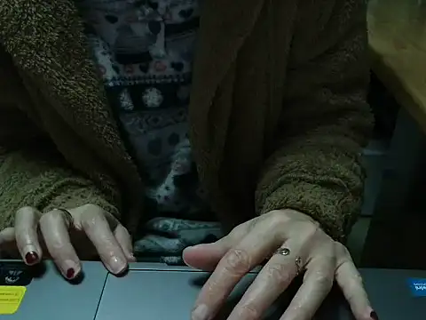 Snapshot of VeneRed chatting on 02-10-26, 04:39 VeneRed online show from 02-10-26, 04:39