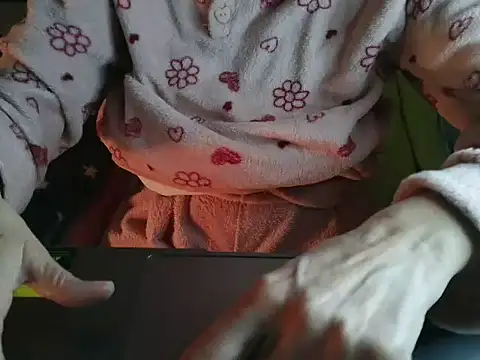 Snapshot of VeneRed chatting on 03-11-26, 08:58 VeneRed online show from 03-11-26, 08:58