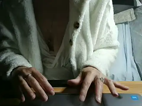Snapshot of VeneRed chatting on 05-18-26, 07:51 VeneRed online show from 05-18-26, 07:51
