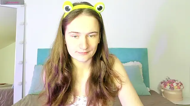 Snapshot of L1ittle_kitty_ chatting on 10-22-25, 05:18 L1ittle kitty online show from 10-22-25, 05:18
