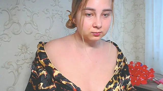 Snapshot of DolphinDreams chatting on 06-19-26, 09:04 DolphinDreams online show from 06-19-26, 09:04