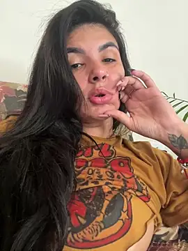 Snapshot of Luz_22 chatting on 12-15-24, 01:22 Luz 22 online show from 12-15-24, 01:22