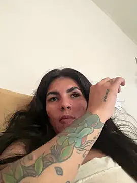 Snapshot of Luz_22 chatting on 12-27-24, 10:45 Luz 22 online show from 12-27-24, 10:45