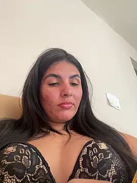 Snapshot of Luz_22 chatting on 01-08-25, 12:37 Luz 22 online show from 01-08-25, 12:37