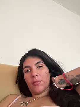 Snapshot of Luz_22 chatting on 12-22-24, 11:54 Luz 22 online show from 12-22-24, 11:54