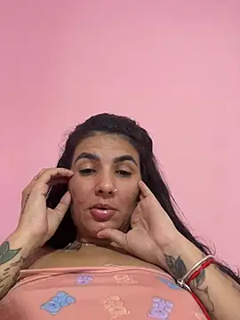 Snapshot of Luz_22 chatting on 12-22-24, 01:12 Luz 22 online show from 12-22-24, 01:12