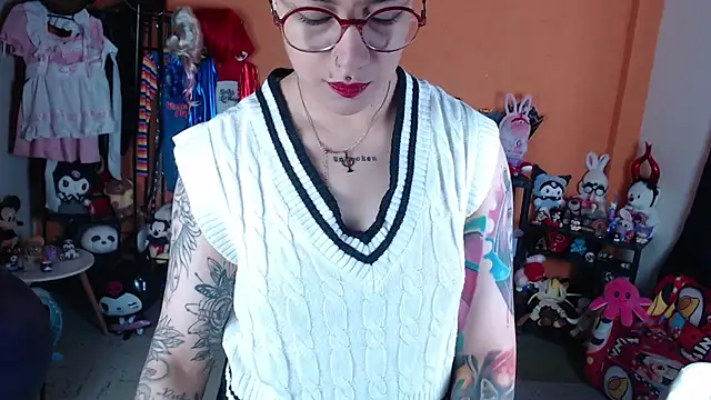 Snapshot of MissMiia2 chatting on 05-13-26, 01:18 MissMiia2 online show from 05-13-26, 01:18