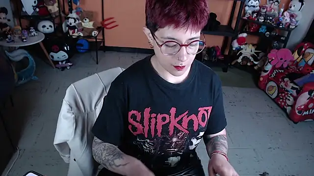 Snapshot of MissMiia2 chatting on 05-25-26, 02:16 MissMiia2 online show from 05-25-26, 02:16