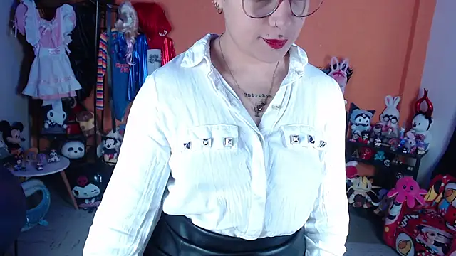Snapshot of MissMiia2 chatting on 05-07-26, 12:52 MissMiia2 online show from 05-07-26, 12:52