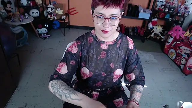 Snapshot of MissMiia2 chatting on 05-15-26, 02:15 MissMiia2 online show from 05-15-26, 02:15
