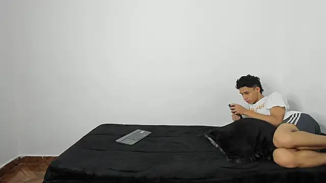 Snapshot of evanscollins chatting on 12-27-24, 11:42 evanscollins online show from 12-27-24, 11:42