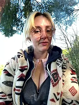 SherryOutdoor1 online show from 04-22-26, 07:48